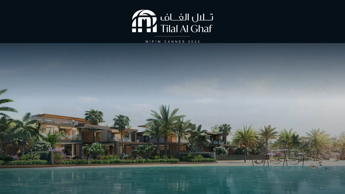 Logo de Tilal Al Ghaf y la mención MIPIM Cannes 2025 sobre villas frente a la laguna.