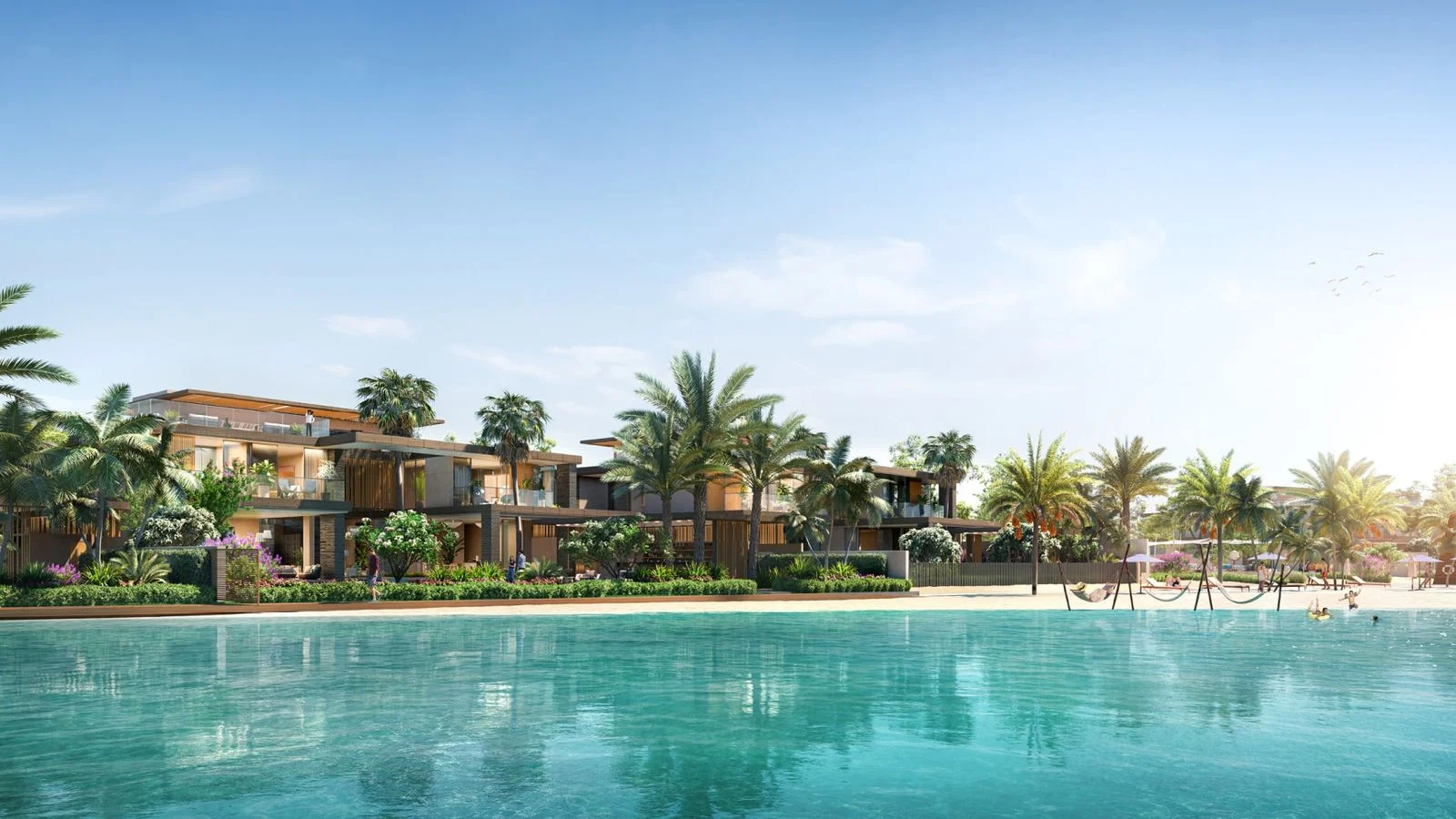 La playa de la laguna de Tilal Al Ghaf, bordeada de villas y palmeras.